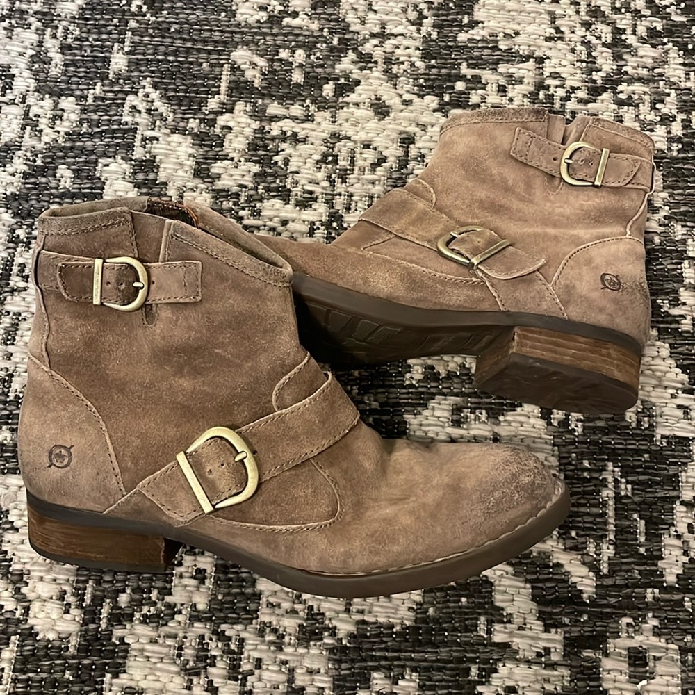 Born leather booties. Zip up w/ double buckle detail. Great used condition. 9.5